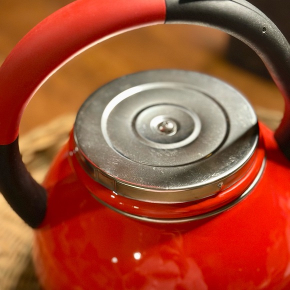 Le Creuset French Classic Modern Vibrant Red Enamel Whistling Hot Water Kettle - Picture 8 of 13
